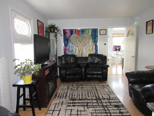 315 10Th Avenue, Castlegar, BC - Indoor Photo Showing Living Room