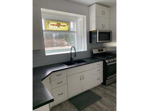 315 10Th Avenue, Castlegar, BC - Indoor Photo Showing Kitchen With Double Sink