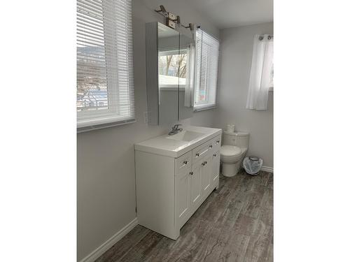 315 10Th Avenue, Castlegar, BC - Indoor Photo Showing Bathroom