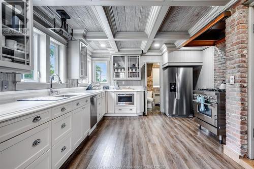 5 Canal Street, Amherstburg, ON - Indoor Photo Showing Kitchen With Upgraded Kitchen