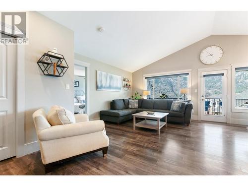 4400 Mclean Creek Road Unit# 201, Penticton, BC - Indoor Photo Showing Living Room