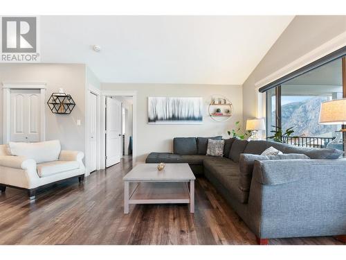 4400 Mclean Creek Road Unit# 201, Penticton, BC - Indoor Photo Showing Living Room