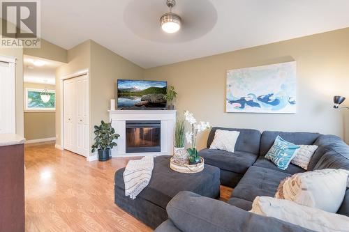 245 Snowsell Street Unit# 117, Kelowna, BC - Indoor Photo Showing Living Room With Fireplace