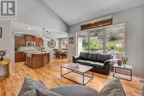 2396 Selkirk Drive, Kelowna, BC - Indoor Photo Showing Living Room