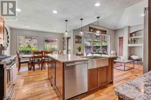 2396 Selkirk Drive, Kelowna, BC - Indoor Photo Showing Kitchen With Upgraded Kitchen