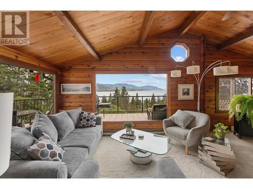 362 Uplands Drive, Kelowna, BC - Indoor Photo Showing Living Room