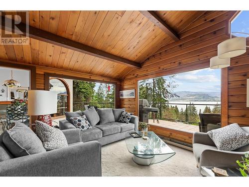 362 Uplands Drive, Kelowna, BC - Indoor Photo Showing Living Room