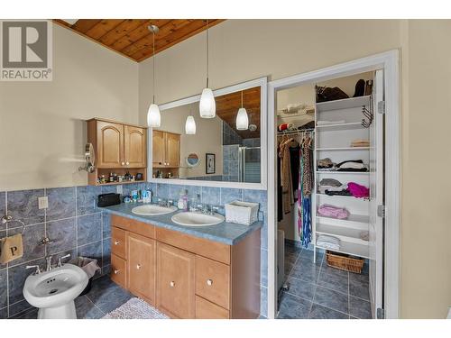 362 Uplands Drive, Kelowna, BC - Indoor Photo Showing Bathroom