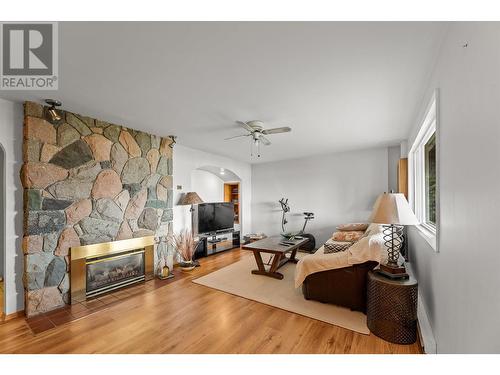 362 Uplands Drive, Kelowna, BC - Indoor Photo Showing Living Room With Fireplace