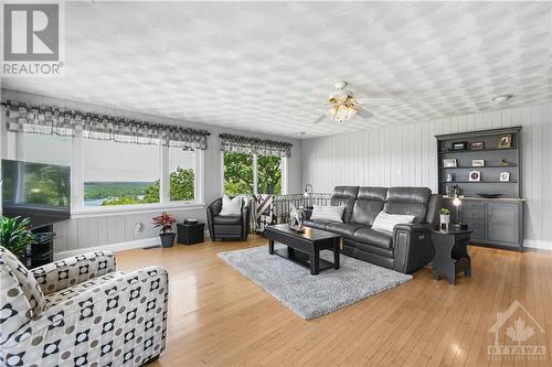 834 Storyland Road, Horton, ON - Indoor Photo Showing Living Room