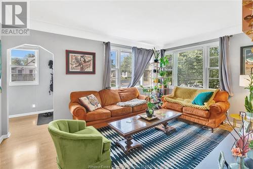 1094 Villaire, Windsor, ON - Indoor Photo Showing Living Room