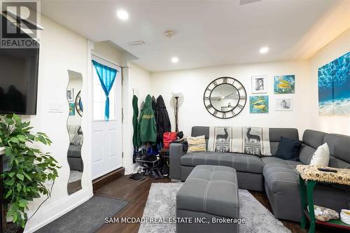 1099 Hedge Drive, Mississauga, ON - Indoor Photo Showing Living Room