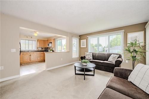 Livingroom - 106 Portrush Court, Freelton, ON - Indoor Photo Showing Living Room