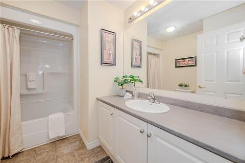 Main Bathroom 4pc - 106 Portrush Court, Freelton, ON - Indoor Photo Showing Bathroom