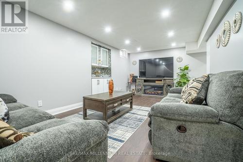 3239 Pinemeadow Drive, Burlington, ON - Indoor Photo Showing Living Room