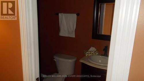 913 Tambourine Terrace, Mississauga, ON - Indoor Photo Showing Bathroom