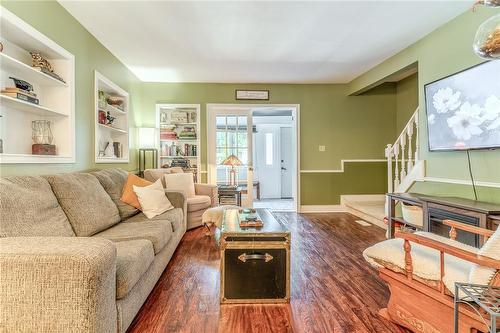 30 Mcghie Street, St. Catharines, ON - Indoor Photo Showing Living Room
