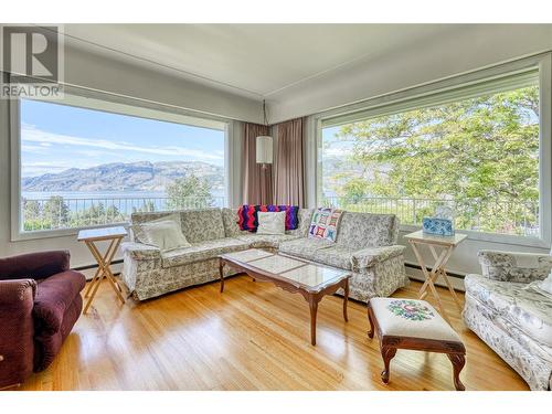 6104 Cuthbert Road, Summerland, BC - Indoor Photo Showing Living Room