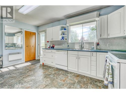 6104 Cuthbert Road, Summerland, BC - Indoor Photo Showing Kitchen