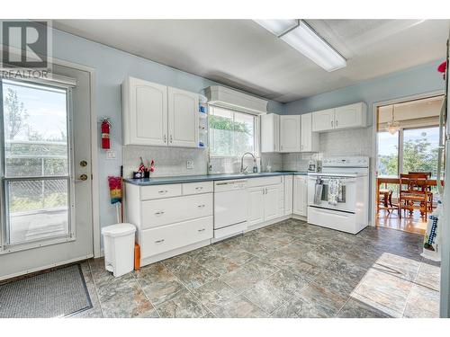 6104 Cuthbert Road, Summerland, BC - Indoor Photo Showing Kitchen