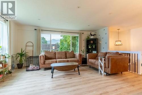 2235 Hayden Drive, Armstrong, BC - Indoor Photo Showing Living Room