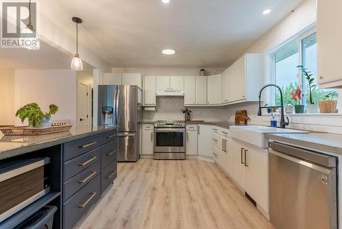 2235 Hayden Drive, Armstrong, BC - Indoor Photo Showing Kitchen With Upgraded Kitchen