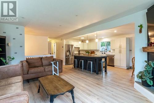 2235 Hayden Drive, Armstrong, BC - Indoor Photo Showing Living Room