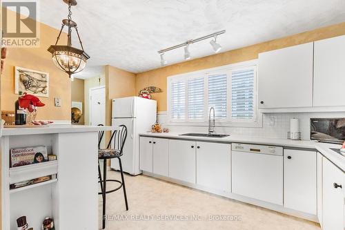 103 - 585 Atherley Road, Orillia, ON - Indoor Photo Showing Kitchen