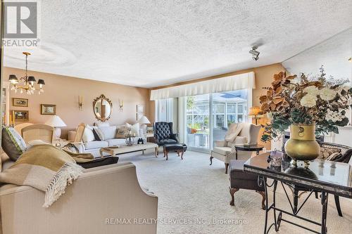 103 - 585 Atherley Road, Orillia, ON - Indoor Photo Showing Living Room