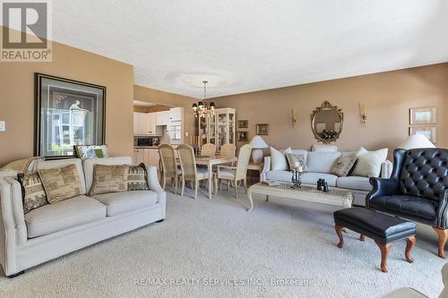 103 - 585 Atherley Road, Orillia, ON - Indoor Photo Showing Living Room