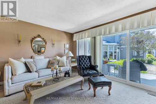 103 - 585 Atherley Road, Orillia, ON - Indoor Photo Showing Living Room