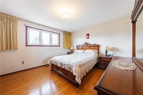 321 Carson Drive, Hamilton, ON - Indoor Photo Showing Bedroom