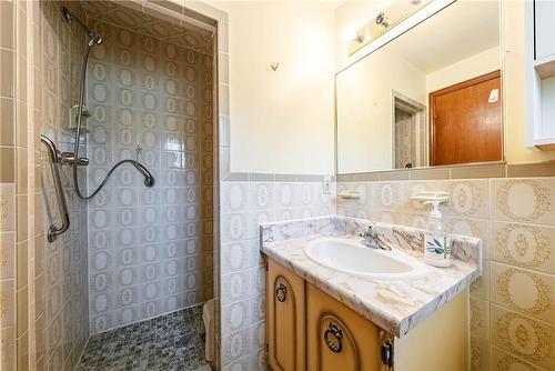 321 Carson Drive, Hamilton, ON - Indoor Photo Showing Bathroom