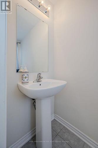 91 Pinot Crescent, Hamilton, ON - Indoor Photo Showing Bathroom