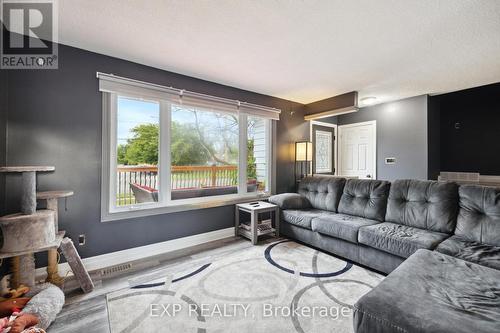 515 Grantham Avenue, St. Catharines, ON - Indoor Photo Showing Living Room