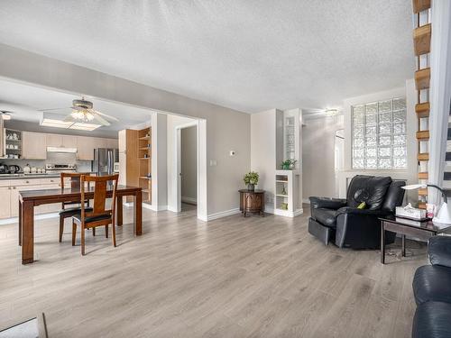121 Waddington Drive, Kamloops, BC - Indoor Photo Showing Living Room