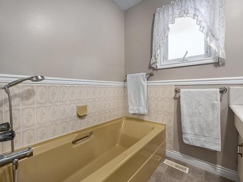 121 Waddington Drive, Kamloops, BC - Indoor Photo Showing Bathroom