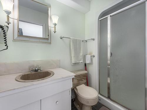 121 Waddington Drive, Kamloops, BC - Indoor Photo Showing Bathroom