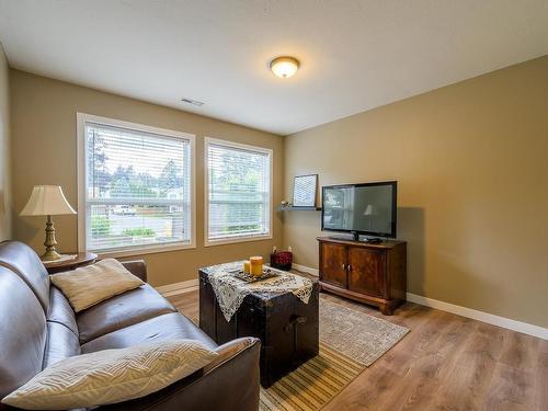 737 Robson Drive, Kamloops, BC - Indoor Photo Showing Living Room