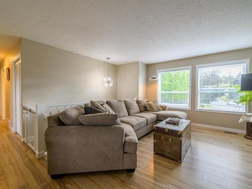 737 Robson Drive, Kamloops, BC - Indoor Photo Showing Living Room