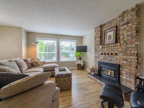737 Robson Drive, Kamloops, BC - Indoor Photo Showing Living Room With Fireplace