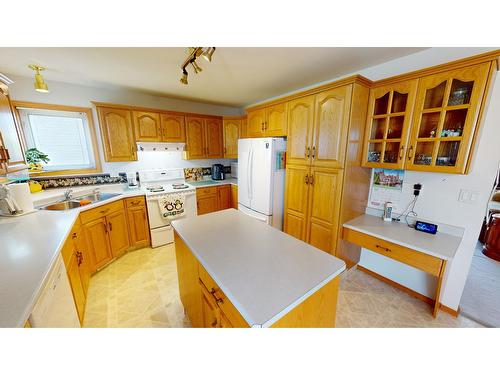 1616 Mt Pyramid Crescent, Cranbrook, BC - Indoor Photo Showing Kitchen With Double Sink