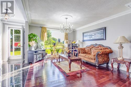 2052 18Th Side Road, New Tecumseth, ON - Indoor Photo Showing Living Room