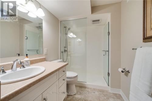 240 Butterfly Lane, Oakville, ON - Indoor Photo Showing Bathroom