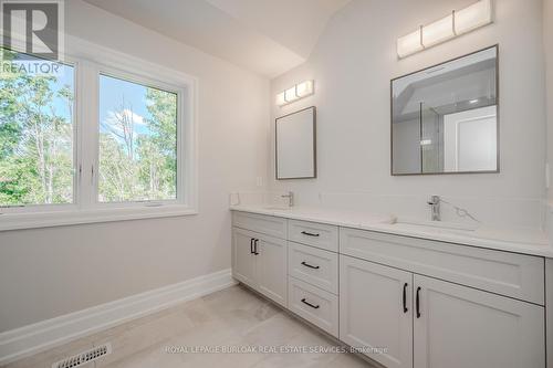 2423 Raymore Drive, Burlington, ON - Indoor Photo Showing Bathroom