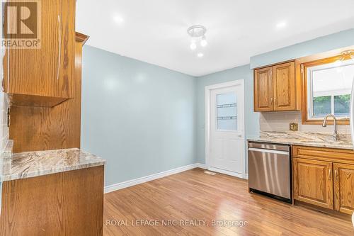 4433 Meadowvale Drive, Niagara Falls, ON - Indoor Photo Showing Kitchen