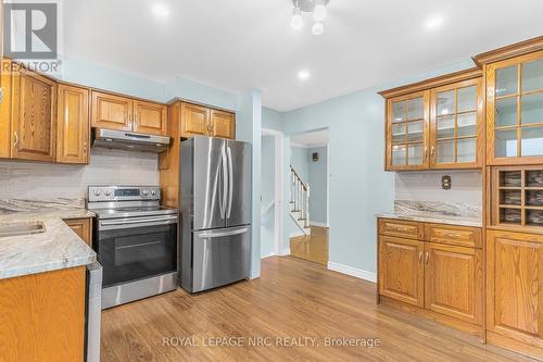 4433 Meadowvale Drive, Niagara Falls, ON - Indoor Photo Showing Kitchen