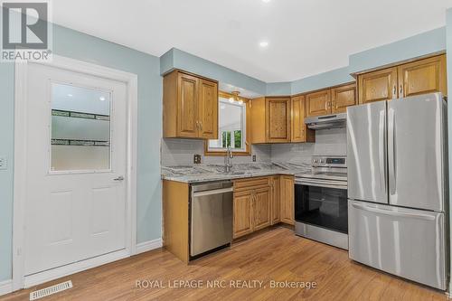 4433 Meadowvale Drive, Niagara Falls, ON - Indoor Photo Showing Kitchen