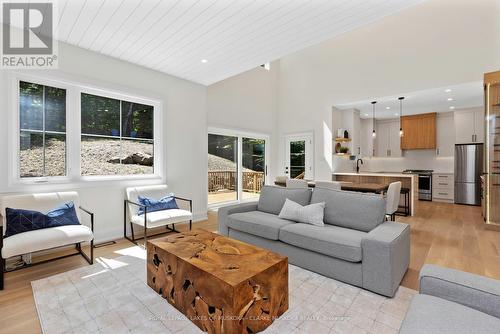 19 Todholm Drive, Muskoka Lakes, ON - Indoor Photo Showing Living Room