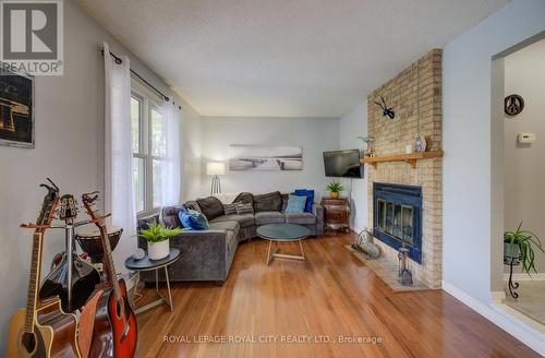 121 Parkside Drive W, Centre Wellington (Fergus), ON - Indoor Photo Showing Living Room With Fireplace